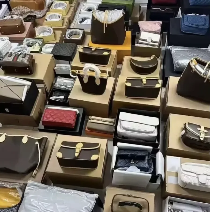 Pallet de Bolsos y Accesorios para Mujer – 285 Piezas