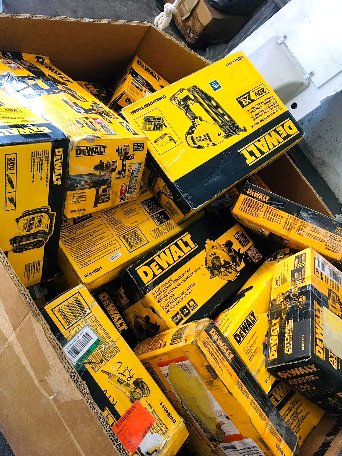 Pallet de Herramientas DEWALT de 25 Piezas – Lote para Principiantes