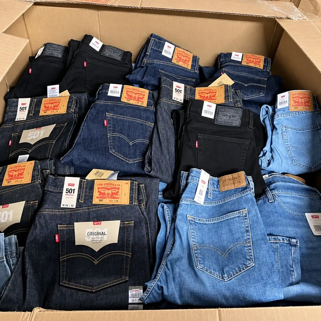 Pallet de Jeans Levi's 501 Original – 300 Piezas
